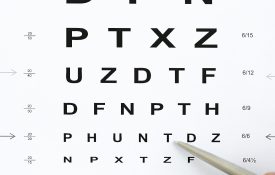 圆珠笔指着眼科检查表上的字母。