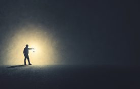 人走灯照亮他的路径