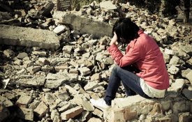 一个无家可归的人坐在地上