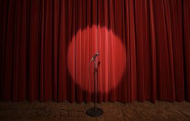 聚光灯对准舞台上的麦克风