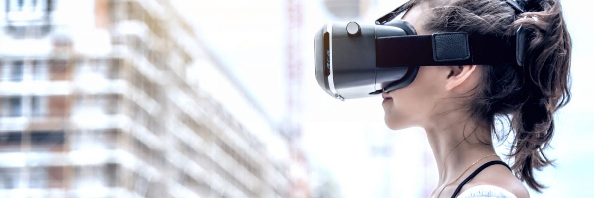 这是一张年轻女子戴着虚拟现实头盔的照片