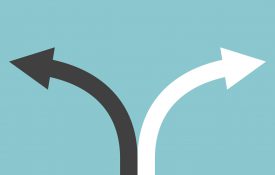 黑色和白色弧形箭头显示方向绿松石蓝色背景。