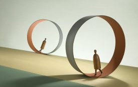 两个人影在无尽的跑步机上行进。