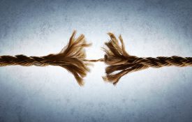 这是一根绳子磨损的照片在紧张