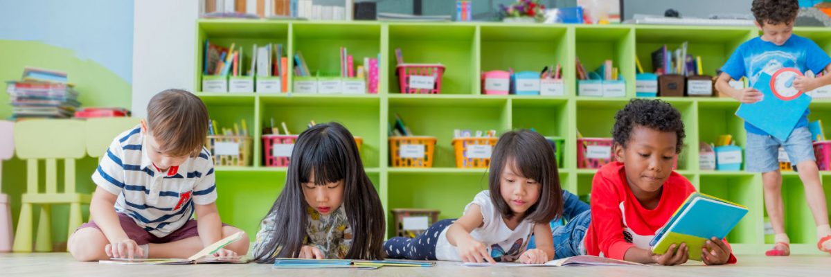 这是一个孩子在教室里读书的照片