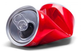 这是一张皱巴巴的易拉罐的照片