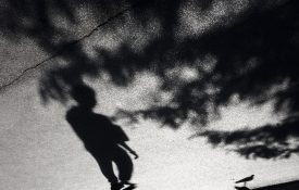 一个男孩模糊的影子，黑白相间