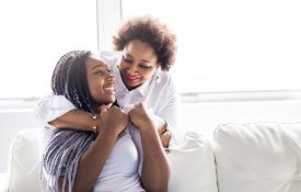 这是一张母亲拥抱她十几岁女儿的照片