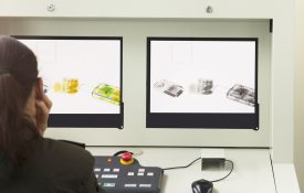 这是一个人的照片检查行李扫描