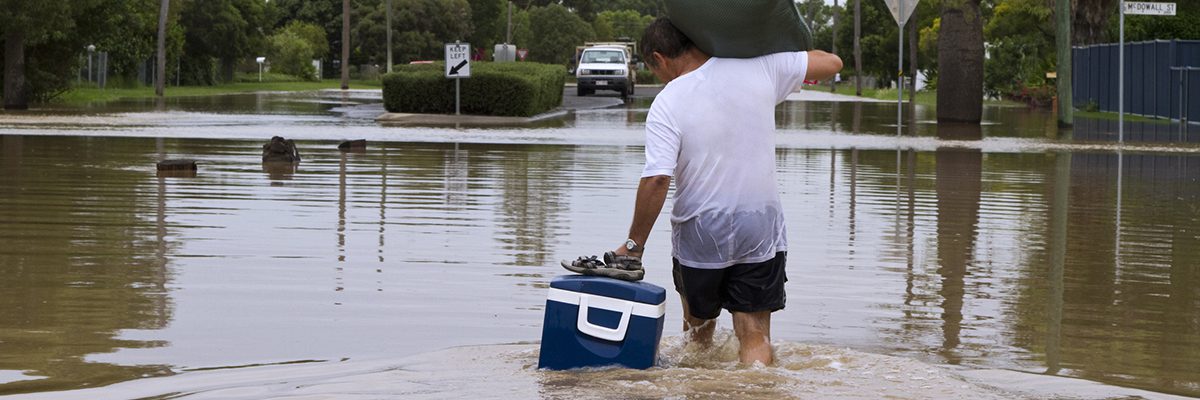 一个人离开他的家乡走过洪水。