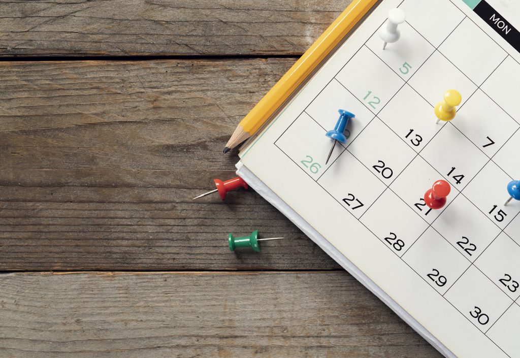 日历的特写镜头与推针在某些日期