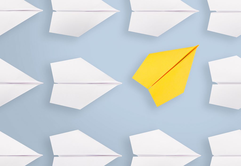 不同方向的纸飞机