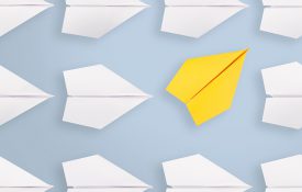 不同方向的纸飞机