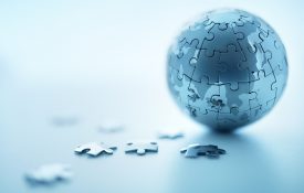 由拼图组成的地球仪