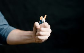 手里捏着一把香烟