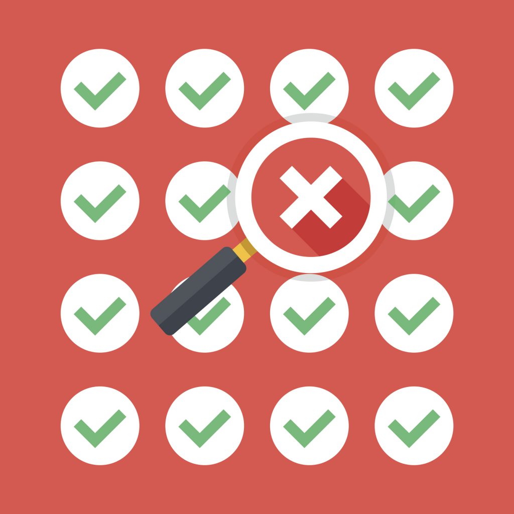 放大镜悬停在一个红色的X错误符号在一个矩阵的绿色复选标记