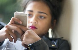 青少年在玩手机