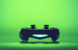 视频游戏控制器在生动的绿色背景