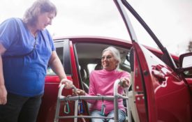 女人帮助另一个女人使用沃克作为她的车。